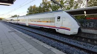 449013 viniendo de chamartin y dirección a Jaén con pitada incluida dedicada a servidor 🎶 🇪🇦 🚂 😊 [upl. by Mirabella654]