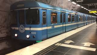 C14 Tunnelbana ankommer till 🔵 Hallonbergen på mittenspår [upl. by Ekeiram]