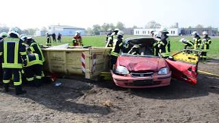 Einsatzübung Verkehrsunfall Stadtfeuerwehr Burgwedel [upl. by Irvin125]