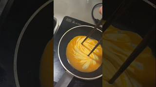 Neat scrambled egg technique yummy 😋 foodlovers foodie scrambledeggrecipe [upl. by Garvy363]