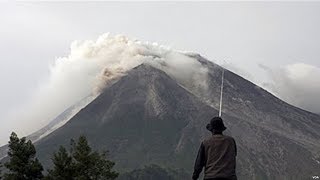 GUNUNG MERAPI DINAIKKAN STATUSNYA MENJADI WASPADA [upl. by Anitsyrc]