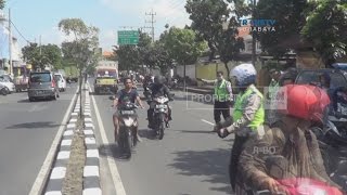 Pemotor Tak Berhelm Cuek Nekat Terabas Razia Polisi [upl. by Acila]