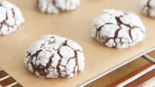 CHOCOLATE CRINKLE COOKIES  Christmas Cookie [upl. by Meuser714]