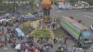 VIRAL KECELAKAAN CIPONDOH TANGERANG  SUPIR TRUk MENABRAK MOBIL DAN MOTOR DI CIPONDOH TANGERANG [upl. by Inalem]