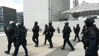 Appel inquiétant à La Défense le parvis du quartier daffaires évacué  AFP Images [upl. by Isoais604]