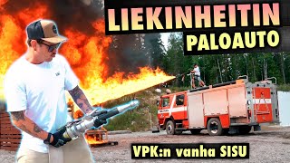 Liekinheitin paloautossa VPKn vanha SISU [upl. by Ethben797]