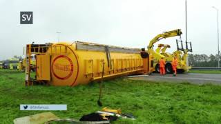 Berging gekantelde vrachtwagen geladen met veevoer A50 Epe  ©StefanVerkerknl [upl. by Junna790]