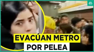 Evacúan vagones del Metro por pelea con arma blanca Un hombre amenazó con disparar [upl. by Natsreik435]