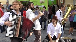 Jingle Django quotEstando contigoquot  Busking in El Rastro Madrid [upl. by Dryden]