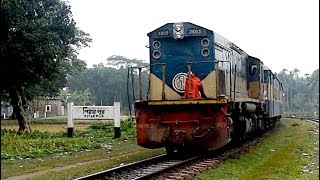 Brahmaputra Express Dewanganj Bazar to Dhaka Entering Piyarpur Station  Bangladesh Railway [upl. by Aip522]