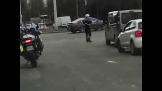 Bavure policière  Un Policier Tire sur une Voiture en Plaine Voie Publique [upl. by Ellennej855]