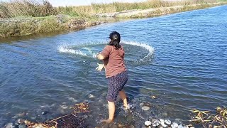 Esta CHICA Tira la ATARRAYA al agua y mira la Gran Sorpresa que se LLEVÓ en un Solo Tiro [upl. by Benkley]