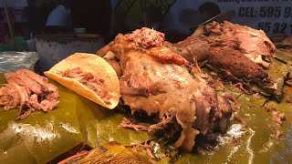 BARBACOA DE HOYO en el Mercado de Texcoco [upl. by Ardnasirhc]