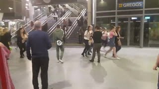 Imagens mostram momento da explosão em show de Ariana Grande em Manchester [upl. by Kolodgie508]