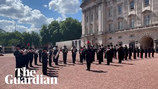 Taylor Swifts Shake It Off played during changing of the guard at Buckingham Palace [upl. by Pincus]