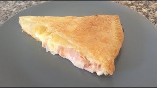 Receta  Empanada de hojaldre con jamón y queso [upl. by Aiekahs422]