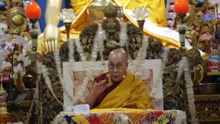 Migliaia di fedeli assistono agli insegnamenti del Dalai Lama [upl. by Nahsyar2]