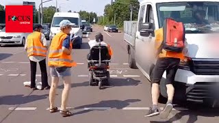 VWTransporter fährt KlimaKleber bei Protest an [upl. by Assetnoc]