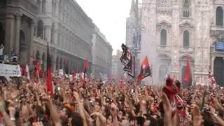 Festa 18°Scudetto del Milan in Piazza Duomo Cassano canta dal pullman HQ [upl. by Haimirej159]