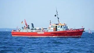 Das Feuerwehrboot Senator Emil Peters auf der Travemünder Woche Ostsee [upl. by Dirgis]