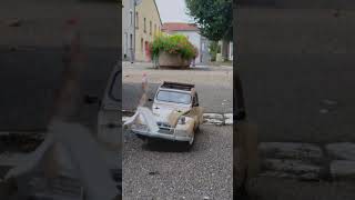 Retour vers le passé avec cette sublime 2CV RC custom de chez Tamiya [upl. by Lebanna327]