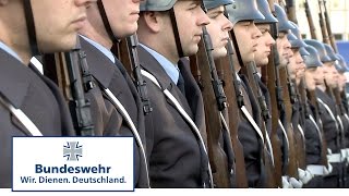 Großer Zapfenstreich – Einsatz für die Soldaten des Wachbataillons der Bundeswehr [upl. by Glavin]