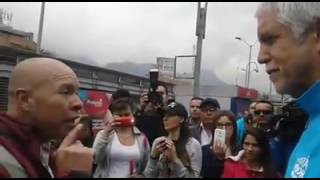 Peñalosa se queda sin palabras en Transmilenio [upl. by Crooks629]