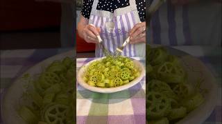 Rotelle con pesto di rucola ricette ricetta cucina cucinaitaliana pesto pestodirucola [upl. by Leinadnhoj825]