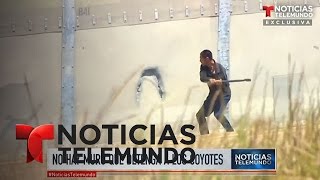 El video de un coyote que perfora el muro de la frontera en Tijuana  Noticiero  Noticias Telemundo [upl. by Atiuqal]