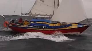 Parergon son bateau suiveur amp sa grand voile de fortune [upl. by Damek882]