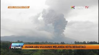 Hujan Abu Vulkanik Gunung Sinabung Guyur Kota Berastagi [upl. by Notsirhc383]