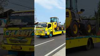 TRUK FUSO TOWING PANJANG MUATAN LOADER ALAT BERAT MELAJU CEPAT shorts viral trending [upl. by Kcirdes]