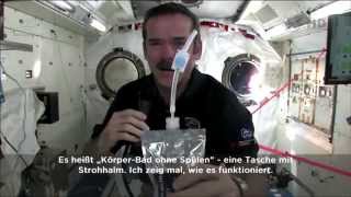 Zähneputzen und Schlafen im All mit Astronaut Chris Hadfield deutsche Untertitel [upl. by Kera]