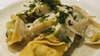 SpinatRicottaTortellini mit HaselnussCognacSauce  VegiTV [upl. by Enneirda]