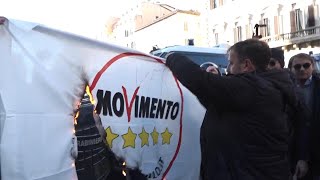 La portesta degli Ncc a Roma i manifestanti bruciano la bandiera M5S [upl. by Aemat]