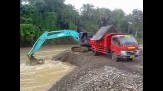 Excavator  Kobelco SK200 dredging amp screening sand on the side of river Part2 [upl. by Eeral363]