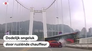 BUSONGELUK Dodelijk ongeluk China na slaande ruzie met chauffeur [upl. by Mellisa]