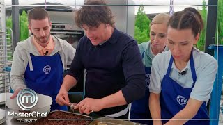 Los camareros están preparados ¡Y los jueces tienen que ayudar en cocinas  MasterChef Celebrity 9 [upl. by Aniteb]