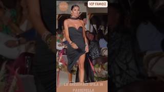 Sfilata di moda per Elisabetta Gregoraci shorts elisabettagregoraci feed feedshorts 26072024 [upl. by Oap]