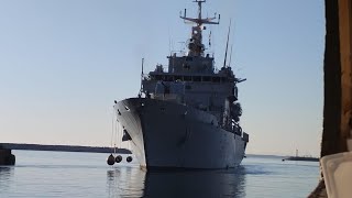 Nave Libra lo sbarco degli otto migranti in Albania [upl. by Biamonte297]