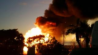 Un incendio arrasa el chiringuito Playa Padre de Marbella [upl. by Eldnek521]