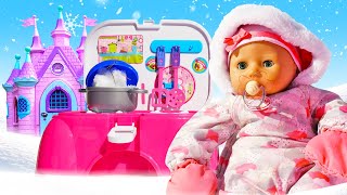 Giochi in inverno per i bambini piccoli Divertimento con la neve e la bambola Annabelle [upl. by Ahsita]