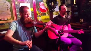 Ierse band in bar Dublin The Pogues  Christmas Song [upl. by Anelec68]