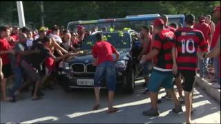 Polícia reprime protesto de torcedores do Flamengo no Rio [upl. by Orferd]