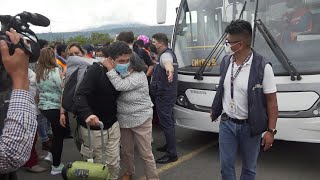 Un primer grupo de ecuatorianos evacuados de Ucrania llega a Quito  AFP [upl. by Snow3]