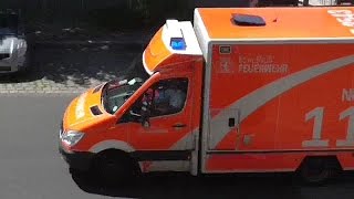 Polizei  Krankenwagen und andere Fahrzeuge im Einsatz [upl. by Persse]