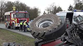 26022024  Beladener Traktor kippt bei Himmelkron in Straßengraben  Ersthelfer befreien Fahrer [upl. by Vastha]