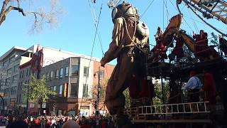 Le Scaphandrier géant à Montréal [upl. by Eachern]