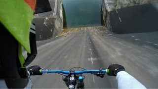 Ciclista desafia morte em descida vertical em represa vista por quase 5 milhões de pessoas [upl. by Johnny194]