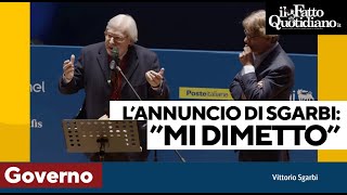 quotMi dimetto da sottosegretarioquot lannuncio di Vittorio Sgarbi dal palco [upl. by Airehtfele]